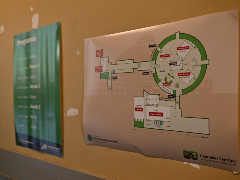 Foto van posters met het programma en de plattegrond
