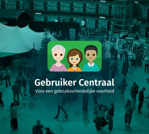 Logo Gebruiker Centraal met op de achtergrond een foto met een aantal conferentiebezoekers